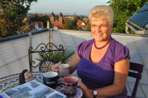 Ines Friedrich genießt den Blick von ihrem Balkon über Wernigerode - natürlich bei eine lila Tasse Kaffee. Foto: Holger Manigk