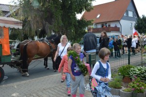 Würfelkönigin Rachele trägt stolz ihren Siegerkranz