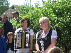 Choerleiterin Frau Friedrich und unser musikalische Begleitung Frau Hofmann